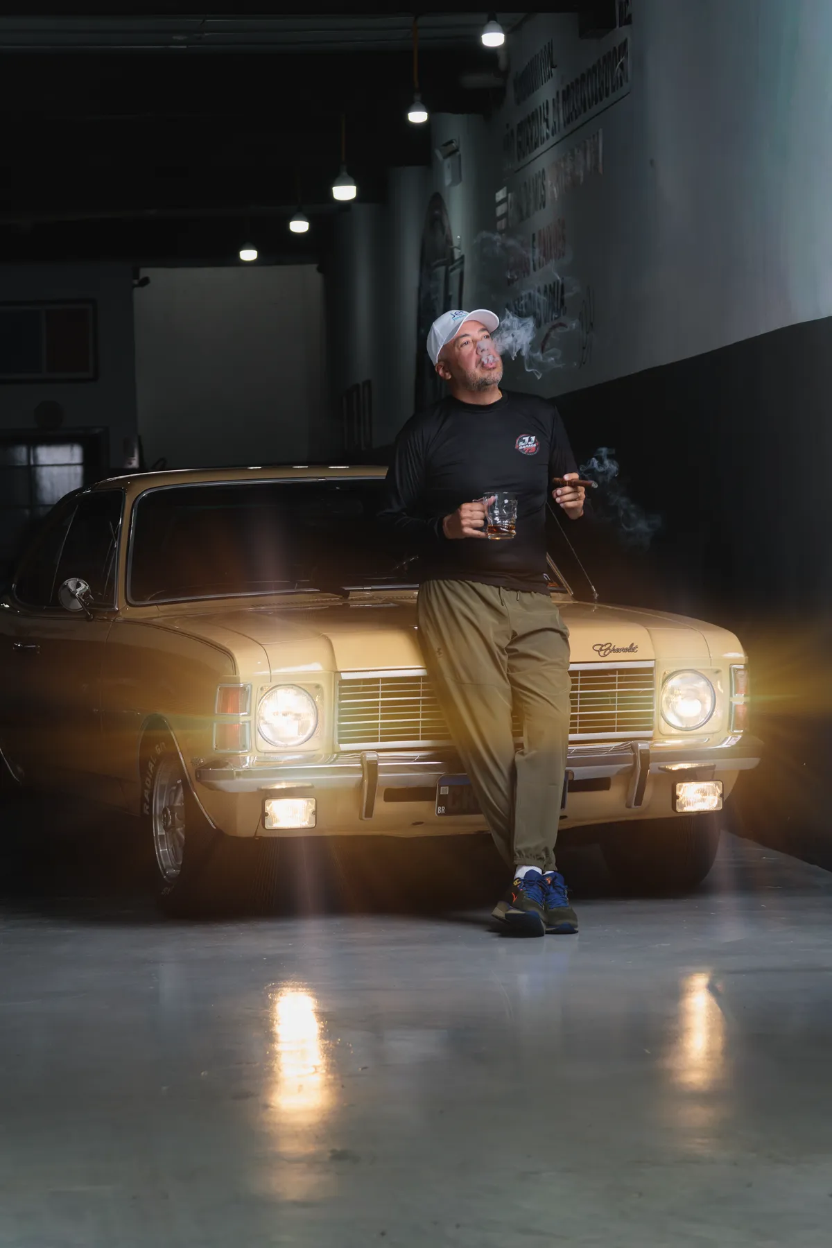 José, o fundador da JJ Garage 73, ao lado do Opala cupê dourado dentro da garagem