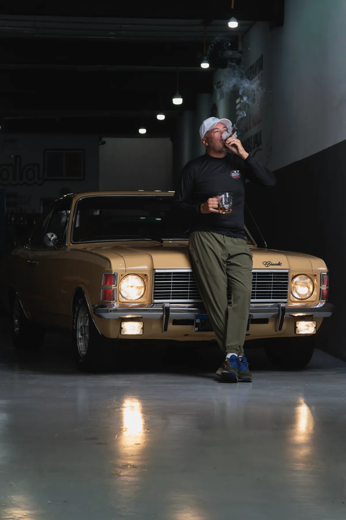 Fundador da JJ Garage 73 encostado no Opala cupê dourado
