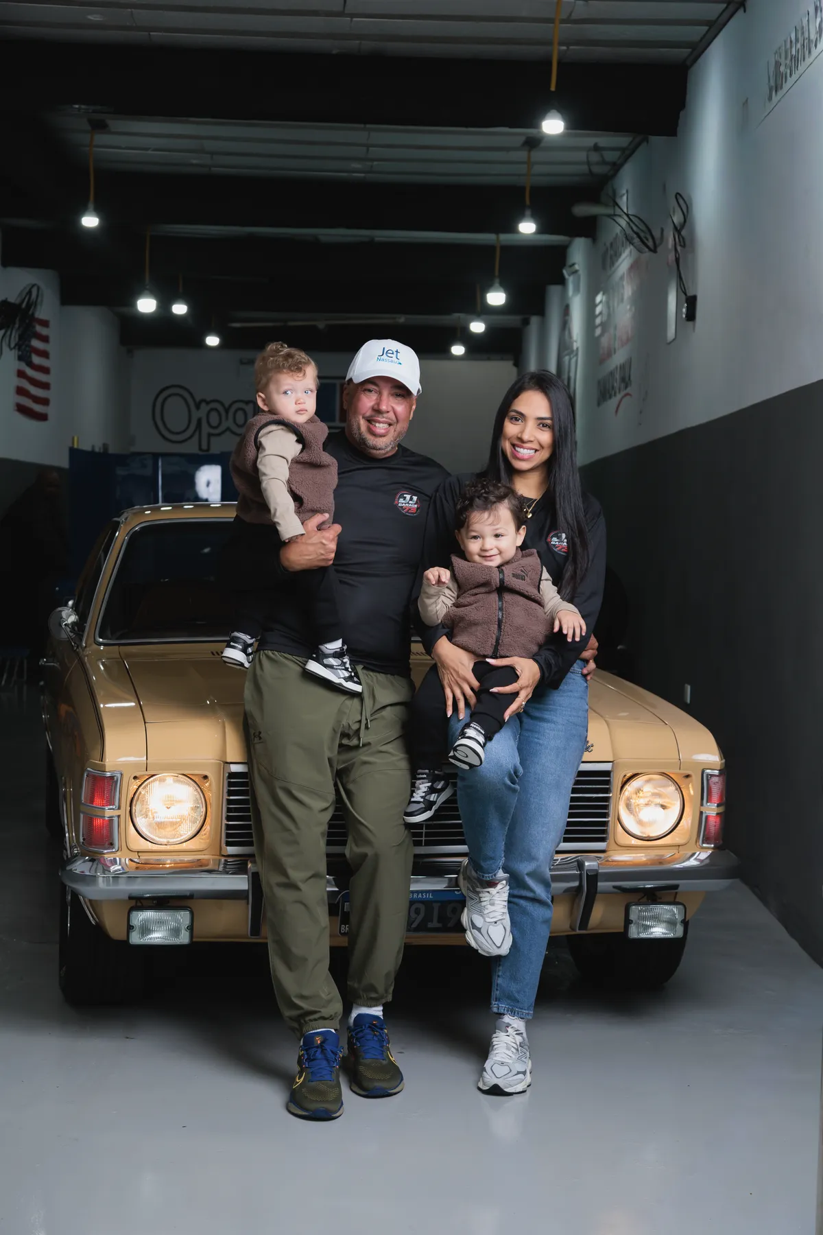 Família da JJ Garage 73 posando ao lado do Opala dourado